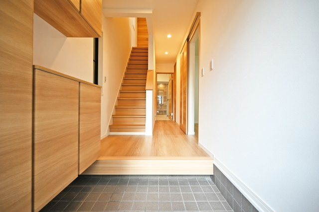 宝塚市山本丸橋1丁目中古戸建│3LDK+駐車1台可の玄関|1階玄関に入ってすぐの内観写真です。 玄関には天井まであるシューズボックスでご家族の靴が片付きすっきりとした玄関に◎