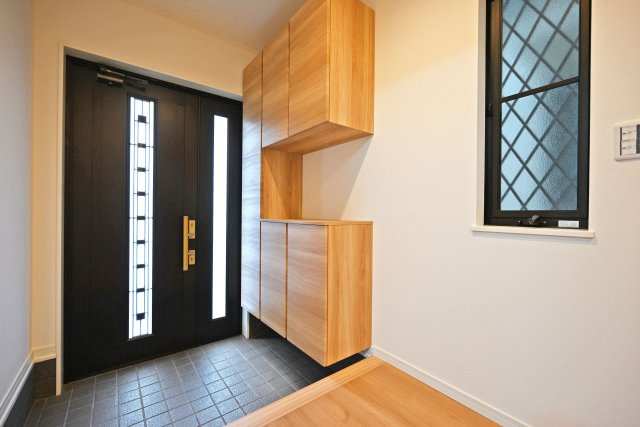 宝塚市山本丸橋1丁目中古戸建│3LDK+駐車1台可の玄関|1階玄関をホール側から撮影した内観写真です。 十分な容量のシューズボックスを完備×広々とした空間が魅力！ 玄関収納の上にはお気に入りのインテリアも置くことが出来ます。