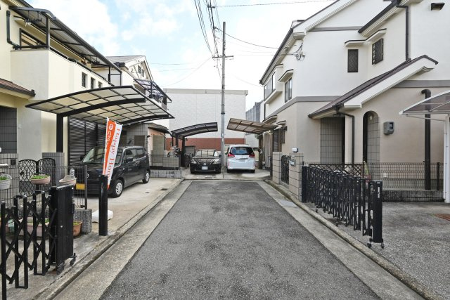 宝塚市山本丸橋1丁目中古戸建│3LDK+駐車1台可の前面道路含む現地写真|前面道路幅は南側に約4.3ｍ幅です。