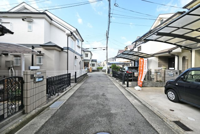 宝塚市山本丸橋1丁目中古戸建│3LDK+駐車1台可の前面道路含む現地写真|前面道路幅は南側に約4.3ｍ幅です。