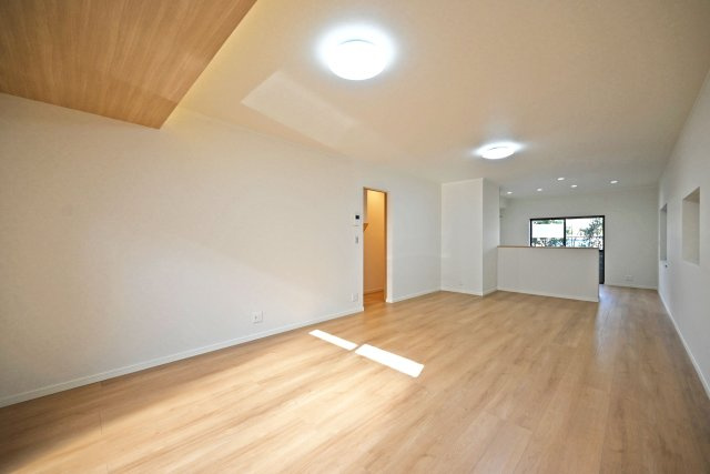 宝塚市山本丸橋1丁目中古戸建│3LDK+駐車1台可の居間・リビング|LDKは約21.5帖でゆとりある広さです。 インテリア配置に困らない間取り設計に加え、お子様のいる世帯に必要な部屋数を備えた物件です。