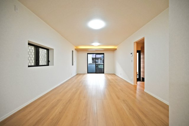 宝塚市山本丸橋1丁目中古戸建│3LDK+駐車1台可の居間・リビング|1階LDKをキッチン側から正面に撮影した内観写真です。 奥行きがある縦長リビングなので、収納や家具の配置、インテリアコーディネートがしやすいです。