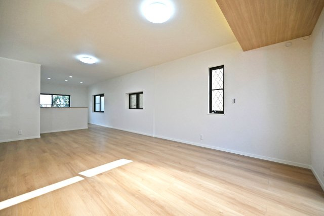 宝塚市山本丸橋1丁目中古戸建│3LDK+駐車1台可の居間・リビング|キッチンは対面式ながらカウンタータイプの為手元を隠しながら調理とコミュニケーションの両立が可能。実用性と意匠性を兼ね備えたLDKに仕上がりました。