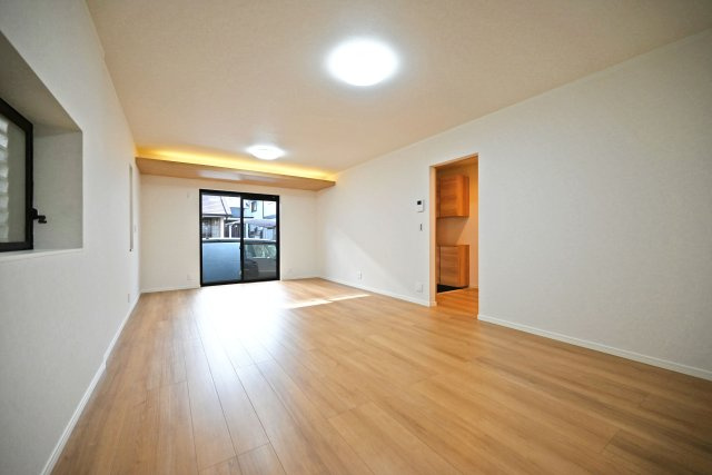 宝塚市山本丸橋1丁目中古戸建│3LDK+駐車1台可の居間・リビング|ご家族みんなで寛げるLDKの空間。 リフォーム済の為、室内大変美麗です。 ぜひ一度、ご内覧ください。