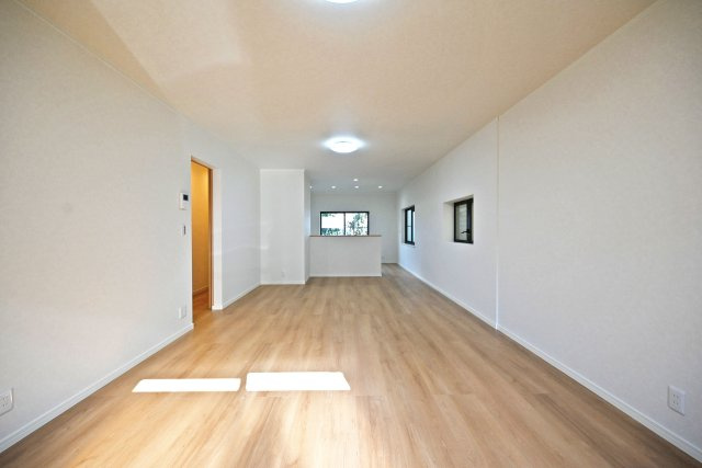 宝塚市山本丸橋1丁目中古戸建│3LDK+駐車1台可の居間・リビング|1階LDKをリビング側から撮影した内観写真です。 3LDK間取り設計の為、お子様のいる世帯に必要な部屋数を備えた物件です。