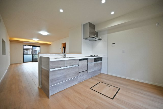 宝塚市山本丸橋1丁目中古戸建│3LDK+駐車1台可のキッチン|1階キッチンユニット越しに撮影した内観写真です。 対面式キッチンを採用しているため視界は広く、ご家族間やご来訪者とのコミュニケーションも一体的に取り易くなっております。