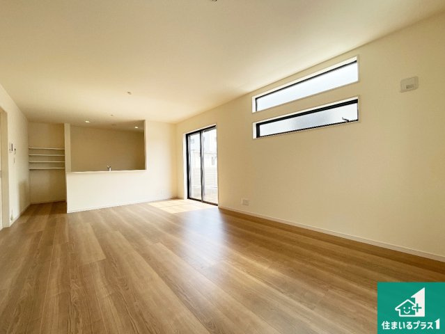 八尾市小畑町　第7期　新築一戸建ての居間・リビング|シンプルなリビングは、観葉植物等のインテリアを楽しめますね！パパ好みにも、ママ好みにも家具次第で雰囲気を変えることができます！