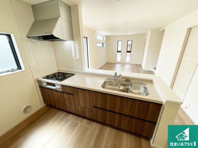 八尾市小畑町　第7期　新築一戸建てのキッチン|リビングと統一感があり、使い勝手のいいキッチン。広々としているので、二人並んで作業が出来ちゃいます。お子様と一緒に色々なお料理に挑戦できるスペースがあります。