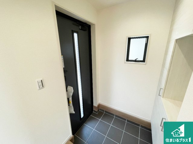 八尾市小畑町　第7期　新築一戸建ての玄関|シューズボックスにはたくさんの靴が収納できるので玄関周りはいつもスッキリ！ご家族が増えても安心！