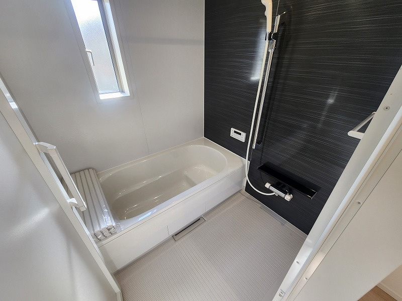 小牧市大字東田中　新築戸建　2号棟の浴室|ゆったり過ごせるお風呂です