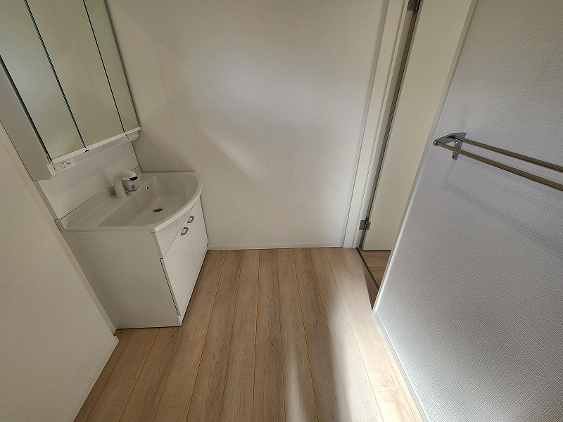 小牧市大字東田中　新築戸建　2号棟の洗面所|ゆったりとスペースのある洗面所