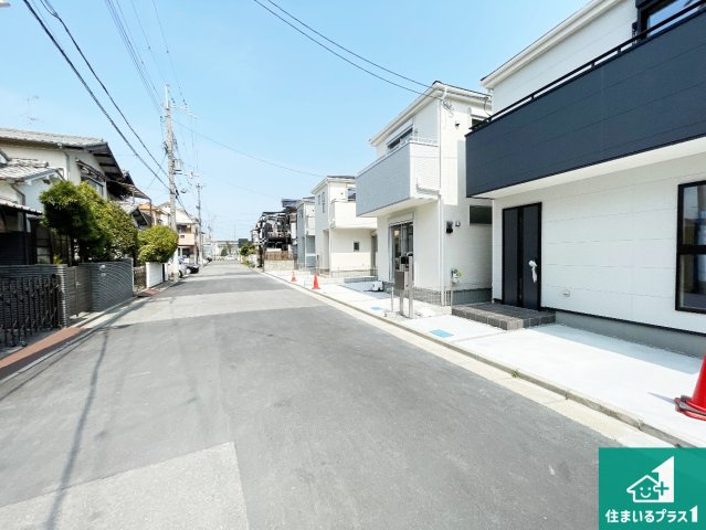 八尾市小畑町　第7期　新築一戸建ての前面道路含む現地写真|周辺は閑静な住宅街！前面道路広々で車の出し入れも便利です。駐車が苦手な方でも安心して車庫入れできます！