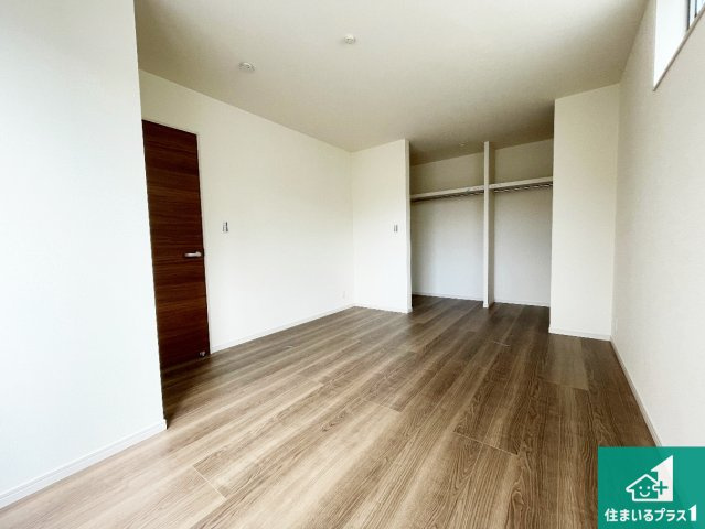 八尾市小畑町　第7期　新築一戸建ての洋室|ウォークインクローゼット付きで生活スペースもスッキリできます。各居室にも収納がありますので、お子様の衣類やおもちゃなどもしっかり収納できます。