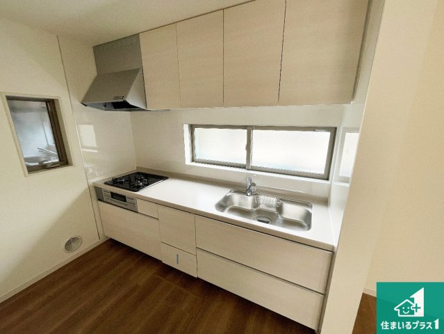 八尾市小畑町　第7期　新築一戸建てのキッチン|リビングと統一感があり、使い勝手のいいキッチン。広々としているので、二人並んで作業が出来ちゃいます。お子様と一緒に色々なお料理に挑戦できるスペースがあります。