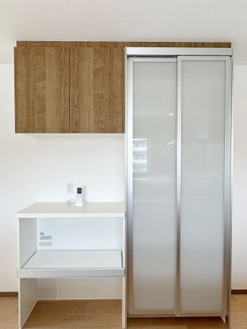 安佐南区東原3丁目 No.6の収納|収納力のある大型カップボード☆
備え付けのため耐震性が高く地震の際にも倒れてくる心配はありません♪
キッチンと同じカラーリングのため統一感もあります！