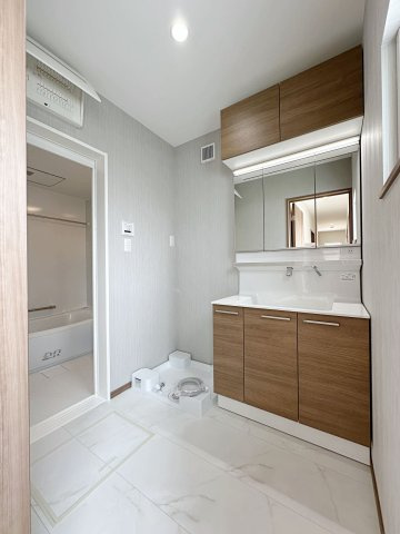 安佐南区東原3丁目 No.6の洗面所|シャワー付き洗面化粧台☆
洗面台にシャワー機能が付いたもので、シャンプーなども行える多機能洗面台です。また、顔や手を洗うためだけではなく、シャワー付き洗面台を使えば手洗い洗濯などでも利用できます♪