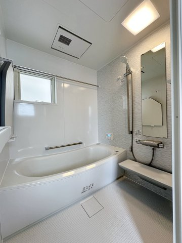 安佐南区東原3丁目 No.6の浴室|浴室乾燥機気付き1坪タイプの浴室☆
ユニットバスは、気密性にも優れています。そのため、冬場でもお湯が冷めにくく、暖かい空間を維持することができます。