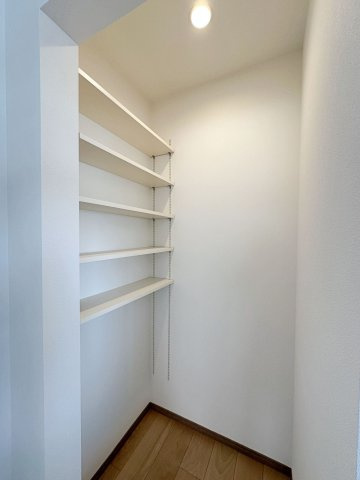 安佐南区東原3丁目 No.6の収納|キッチンパントリー収納☆
キッチンで使う小物や食材のストックなどを収納でき、キッチン回りもスッキリとします♪