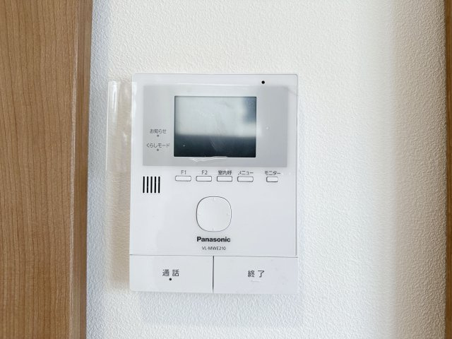 安佐南区東原3丁目 No.6の防犯設備|ドアホン☆
来客があったとき、室内からカメラやマイクを使って相手や用件を確認できます。相手を事前に確認することができ、訪問販売対策や防犯面でも役に立つアイテムです♪