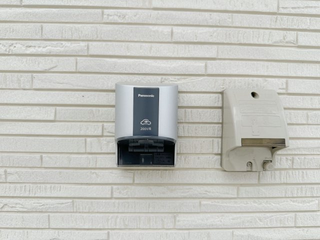 安佐南区東原3丁目 No.6の設備|EV車用電源コンセント☆
日本国内でも、2030年代半ば頃を目標に、新車販売を全て電気自動車にすることが出来るように調整されているとも言われ、この先の環境変化に対応できるように設置されています。