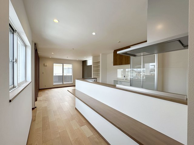 安佐南区東原3丁目 No.6の居間・リビング|16.5帖の広々としたリビング☆
キッチンからはリビング全体を見渡すことができます♪