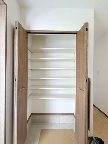 安佐南区東原3丁目 No.6の収納|シューズインクローク☆
可動棚で好きな高さに調整可能！靴だけでなく外で使う用具やお子様のおもちゃなども帰ってきてそのまま収納することができます♪