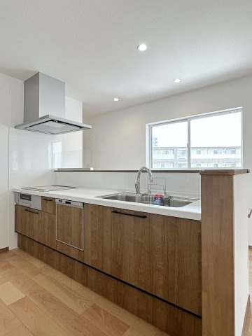 安佐南区東原3丁目 No.6のキッチン|人造大理石天板使用のシステムキッチン☆
人造大理石天板は水垢が付きにくく汚れが落ちやすいのでお手入れも楽ちんです♪