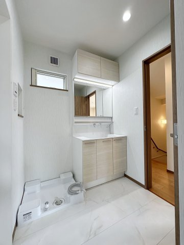 安佐南区東原3丁目 No.1の洗面所|シャワー付き洗面化粧台☆
洗面台にシャワー機能が付いたもので、シャンプーなども行える多機能洗面台です。また、顔や手を洗うためだけではなく、シャワー付き洗面台を使えば手洗い洗濯などでも利用できます♪