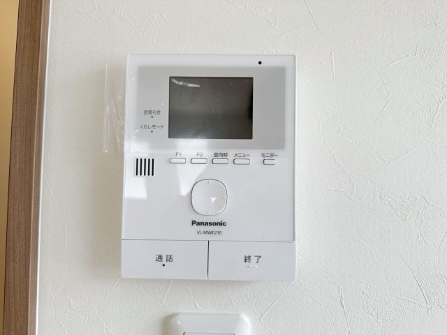 安佐南区東原3丁目 No.1の防犯設備|ドアホン☆
来客があったとき、室内からカメラやマイクを使って相手や用件を確認できます。相手を事前に確認することができ、訪問販売対策や防犯面でも役に立つアイテムです♪