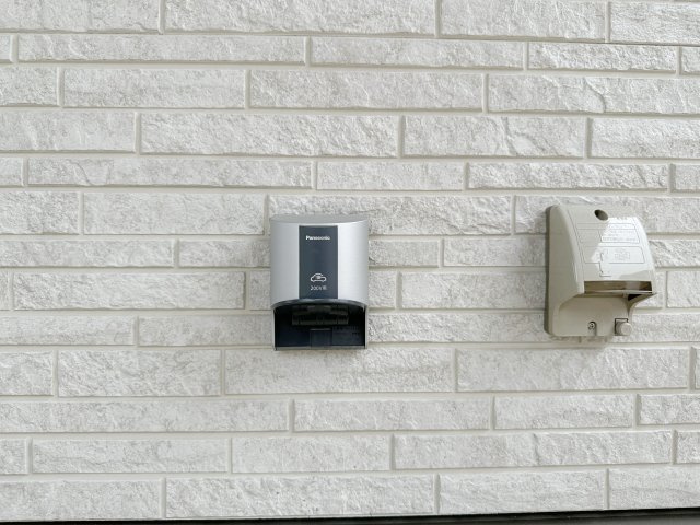 安佐南区東原3丁目 No.1の設備|EV車用電源コンセント☆
日本国内でも、2030年代半ば頃を目標に、新車販売を全て電気自動車にすることが出来るように調整されているとも言われ、この先の環境変化に対応できるように設置されています。