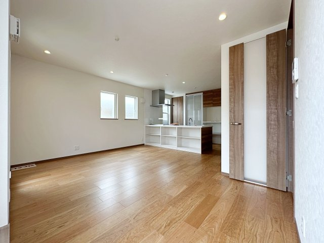 安佐南区東原3丁目 No.1の居間・リビング|15.3帖の広々としたリビング☆
完成済のため365日ご案内可能♪
「今日見たい」にも対応します！