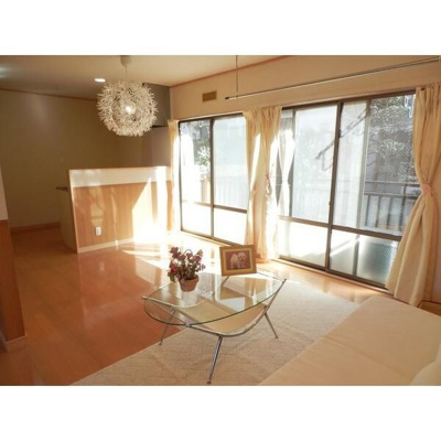 【居間・リビング】 | アーバン岩沢 | こちらの居間で趣味の時間をお楽しみください