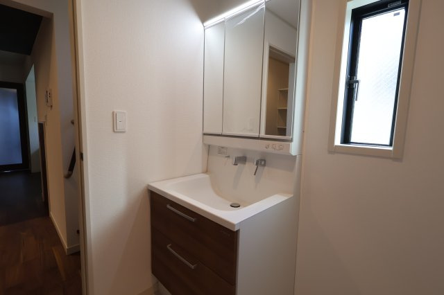 《仲介手数料無料》大宮区櫛引町１丁目332-6新築一戸建てグランパティオの独立洗面台