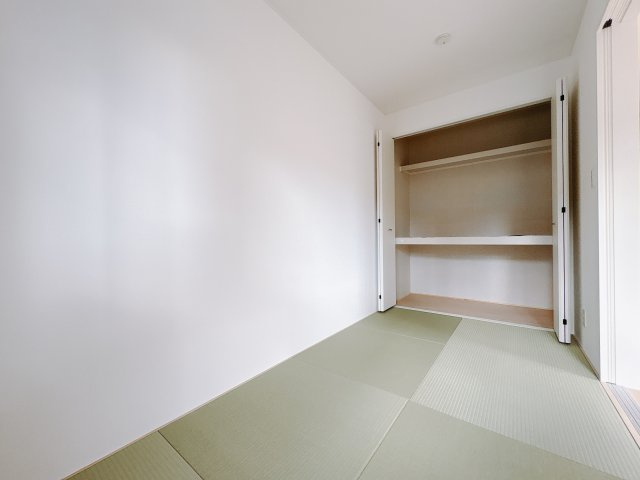 【Cradle garden】宇都宮市峰 第6 最終1邸の和室|〇1F和室4帖〇
和室は小さなお子様の遊び場にもに大活躍です。遊び疲れたらそのままお昼寝も。リビングと続き間に出来るので、くつろぎながら見守ることが出来ます。
※2025年11月撮影