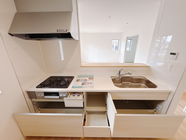 【Cradle garden】宇都宮市峰 第6 最終1邸のキッチン|〇キッチン〇
収納力たっぷりのシステムキッチン。増えがちな調理器具やカトラリー、かさ張るタッパーやお弁当箱など、なんでも収納可能です！
※2025年11月撮影