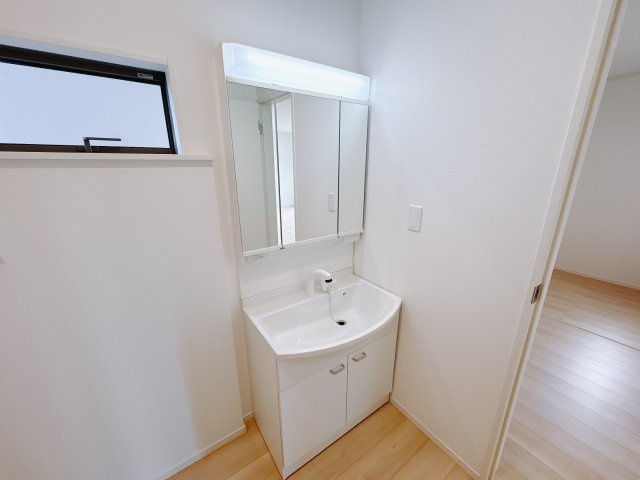 【Cradle garden】宇都宮市峰 第6 最終1邸の独立洗面台|〇洗面化粧台〇
洗面台は三面鏡付きで、身だしなみチェックもラクラク。収納力もたっぷりで、毎朝の準備が快適です。
※2025年11月撮影
