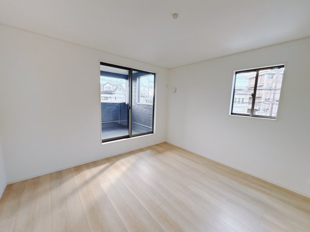 【Cradle garden】宇都宮市峰 第6 最終1邸の洋室|〇1号棟・2階8帖洋室〇
大きめなベッドもラクラク設置可能なゆとりある洋室。
バルコニー付きなので、朝日を浴びて快適な1日を始められます！
※2025年11月撮影