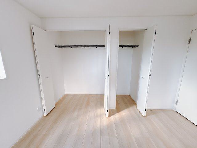 【Cradle garden】宇都宮市峰 第6 最終1邸の収納|〇1号棟・2階8帖洋室〇
収納力のあるクローゼットが備わった洋室。季節の衣類や生活用品もまとめてしまえて、片付けがラクになる嬉しい空間です。
※2025年11月撮影