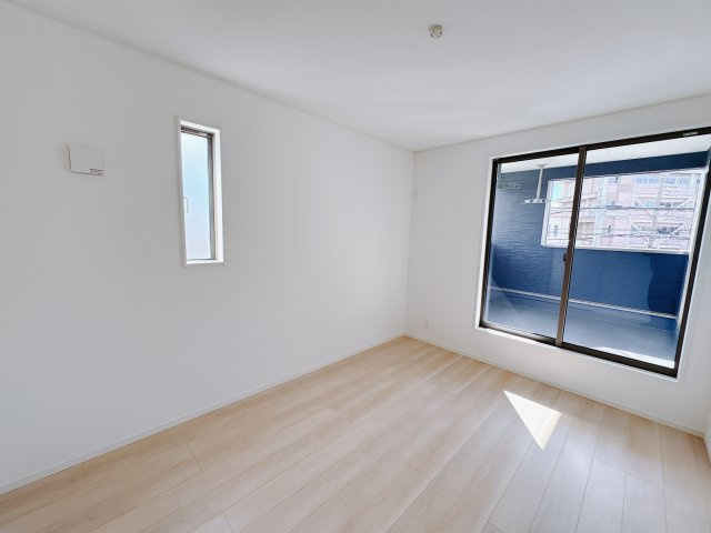 【Cradle garden】宇都宮市峰 第6 最終1邸の洋室|〇1号棟・2階6.5帖洋室〇
ベッドと机を無理なく置ける、お子様用にちょうどいい広さのお部屋です。
自分だけの時間を大切にできて勉強にも集中できます。
※2025年11月撮影