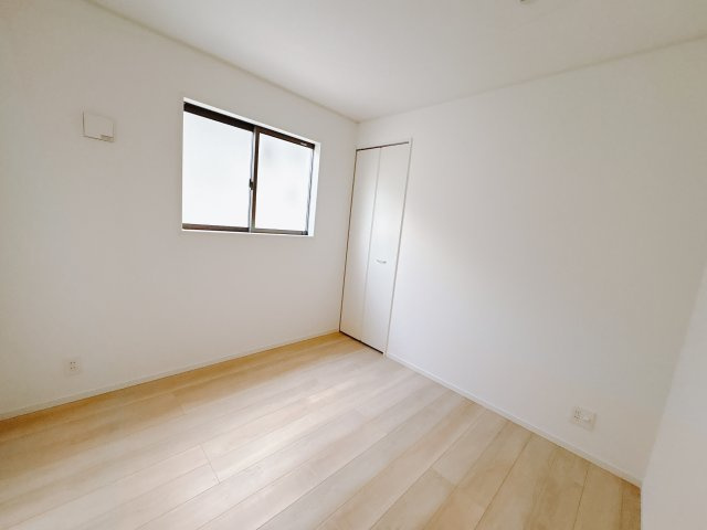 【Cradle garden】宇都宮市峰 第6 最終1邸の洋室|〇1号棟・2階4.5帖納戸〇
ひとり時間を楽しむのにちょうどいいサイズ感のお部屋です。収納としても使えますし、趣味のお部屋や書斎としても◎
※2025年11月撮影