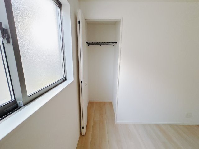 【Cradle garden】宇都宮市峰 第6 最終1邸の収納|〇1号棟・2階4.5帖洋室〇
使いやすいクローゼット付きですので、洋服や小物をすっきり収納できてお部屋を広く使えます。毎日の身支度も快適です。
※2025年11月撮影