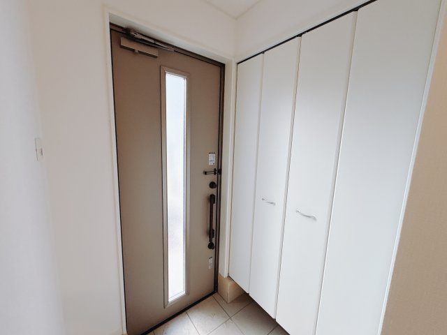 【Cradle garden】宇都宮市峰 第6 最終1邸の玄関|〇1号棟〇
壁一面のたっぷり収納！ご家族皆様の靴をスッキリと収納可能です。
※2025年11月撮影