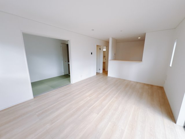 【Cradle garden】宇都宮市峰 第6 最終1邸の居間・リビング|〇LDK16帖〇
和室の仕切りを開放すればLDKと合わせて広々スペースに早変わり！和のテイストをプラスした癒しの空間になります。
※2025年11月撮影