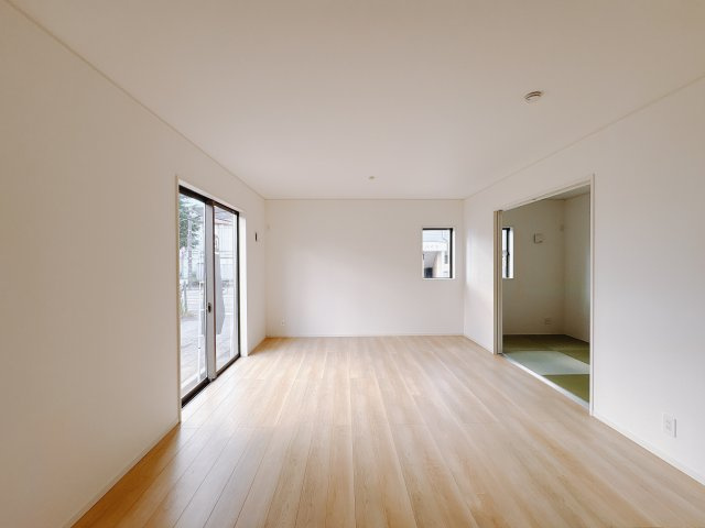 【Cradle garden】宇都宮市峰 第6 最終1邸の居間・リビング|〇LDK16帖〇
大画面TVの設置場所にも困らない、インテリアプランが考えやすい広々リビング。家族団らんの時間も増えそうです！
※2025年11月撮影