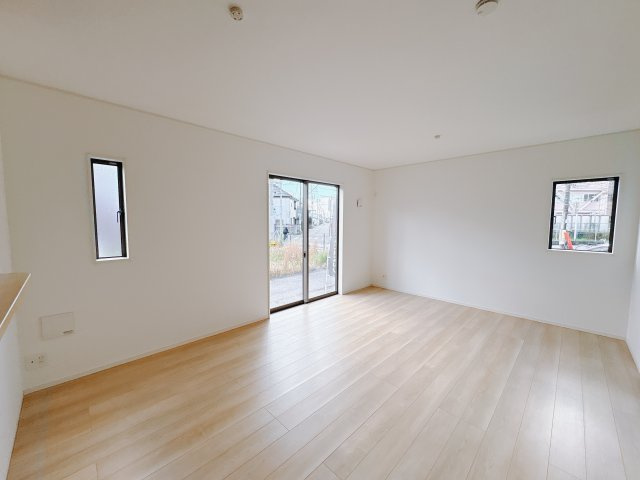 【Cradle garden】宇都宮市峰 第6 最終1邸の居間・リビング|〇LDK16帖〇
広いリビングは、開放感とくつろぎを兼ね備えています。自然と人が集まり、笑顔があふれる暮らしを実現します。
※2025年11月撮影