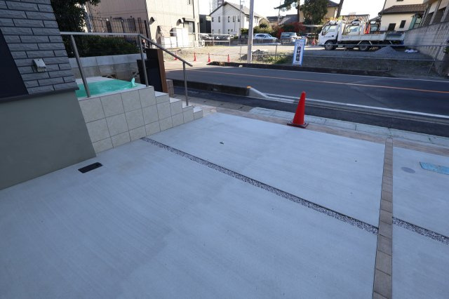 《仲介手数料無料》大宮区櫛引町１丁目332-6新築一戸建てグランパティオの駐車場