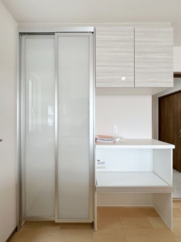 安佐南区東原3丁目 No.5の収納|収納力のある大型カップボード☆
備え付けのため耐震性が高く地震の際にも倒れてくる心配はありません♪
キッチンと同じカラーリングのため統一感もあります！