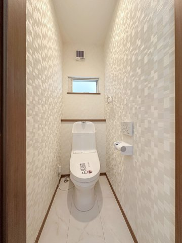 安佐南区東原3丁目 No.5のトイレ|1階ウォシュレットトイレ☆
1階、2階にウォシュレットトイレがついています♪