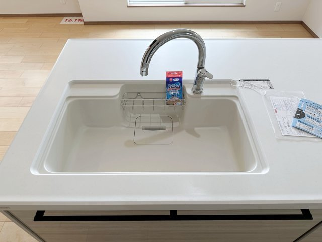 安佐南区東原3丁目 No.5のキッチン|非接触型水洗に人造大理石シンク☆
人造大理石のためシンクに水垢や汚れが付きにくく、いつも綺麗なキッチンになります♪
さらに手をかざすだけで水を出せるのでとても使いやすく便利です！