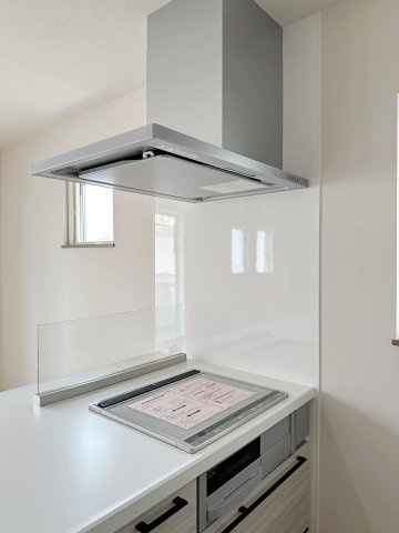 安佐南区東原3丁目 No.5のキッチン|IHクッキングヒーター☆
火が出ないために安全性も高いと考えられます。 さらに、安定した加熱管理制御が容易に行えるため、素材を均一に加熱する料理やスープなどの液体の加熱に適しています♪